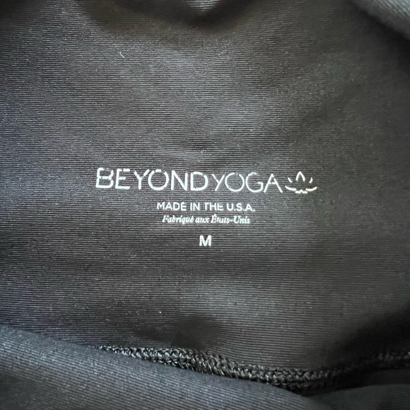 Beyond Yoga size medium leggings in black snake skin print - Picture 3 of 5